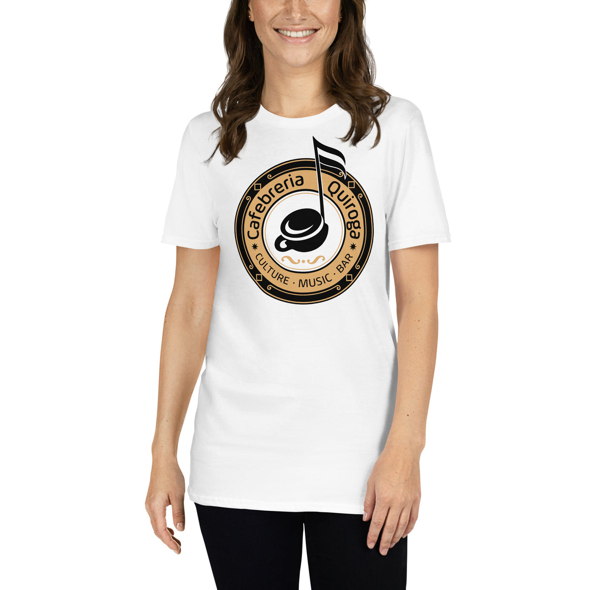 Mujer con Camiseta blanca Cafebrería Quiroga de La que se avecina