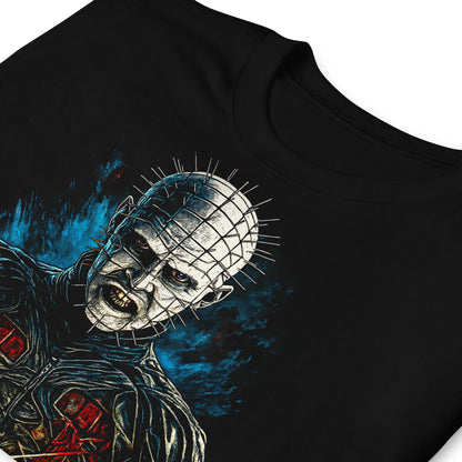 Detalle de camiseta negra inspirada en Pinhead y Hellraiser