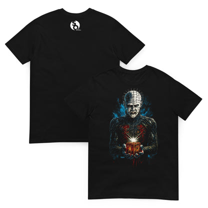 Camiseta negra inspirada en Pinhead y Hellraiser delante y logo SO Wear detrás