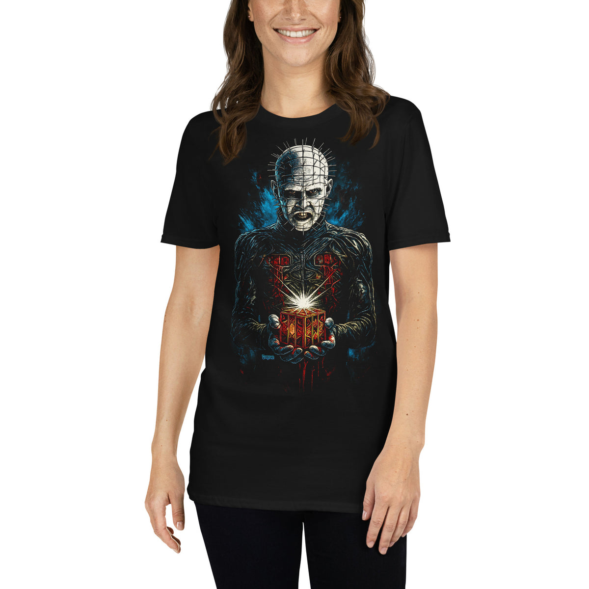 Mujer con camiseta negra inspirada en Pinhead y Hellraiser