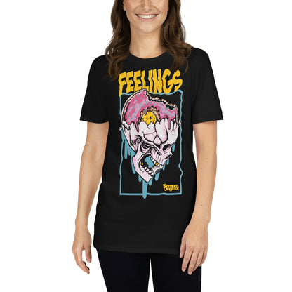 mujer con camiseta skull feelings grunge negra