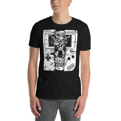 hombre con camiseta calavera gaming retro negra