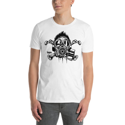 hombre con camiseta calavera gas mask urbana blanca