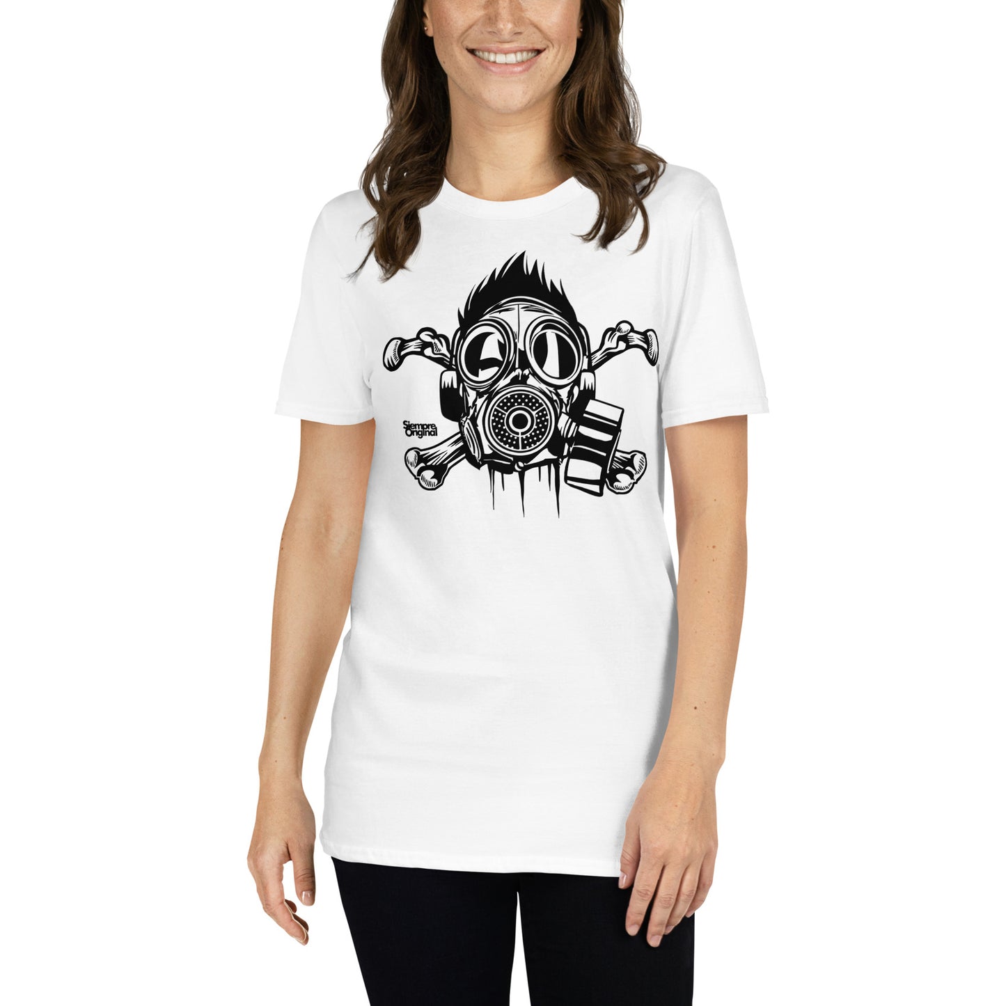mujer con camiseta skull gas mask urbana blanca