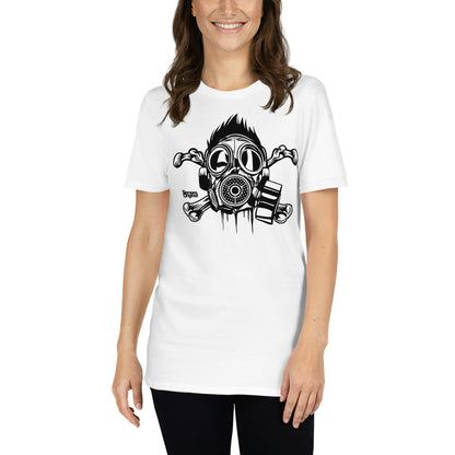 mujer con camiseta skull gas mask urbana blanca