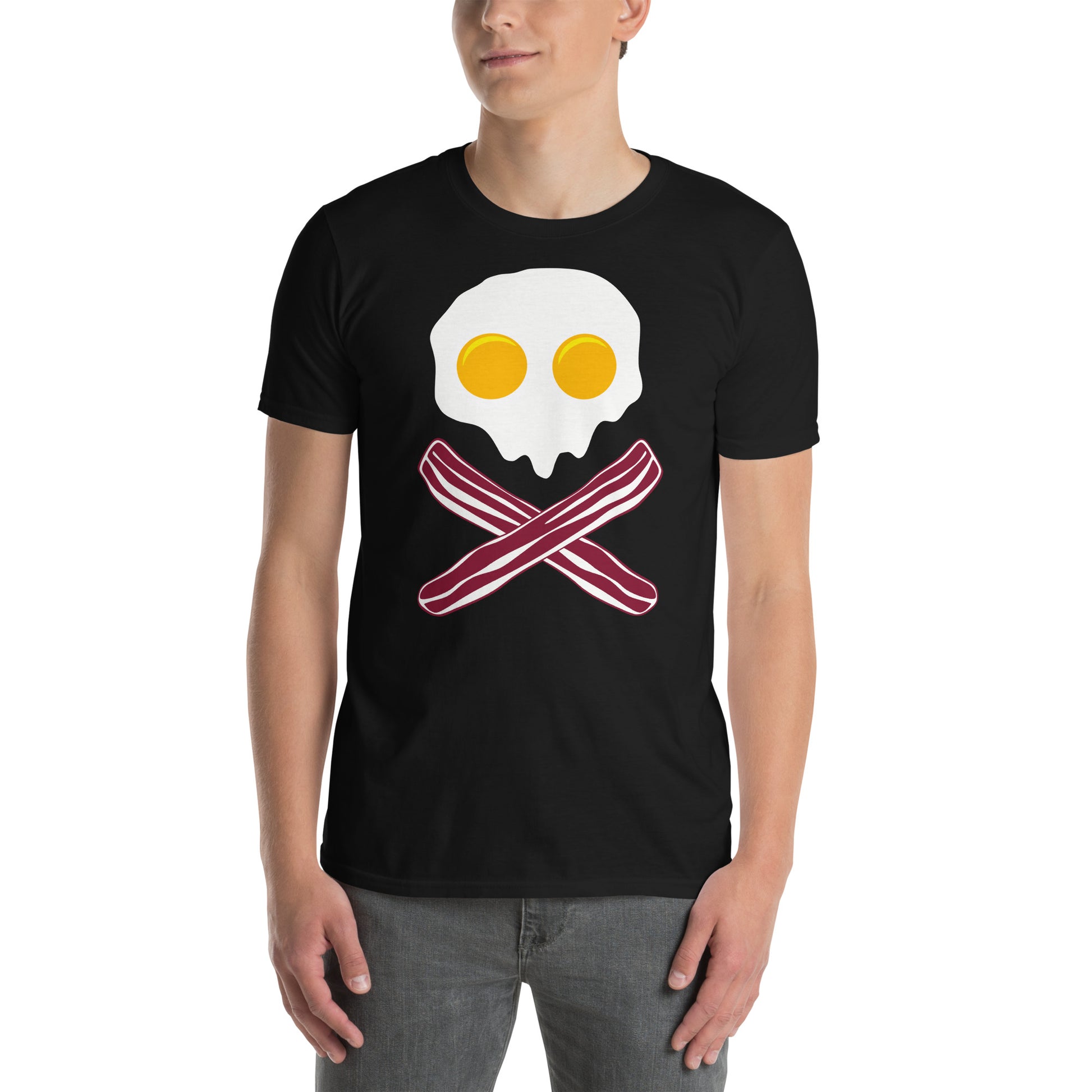 hombre con camiseta calavera huevos y bacon pirata negra
