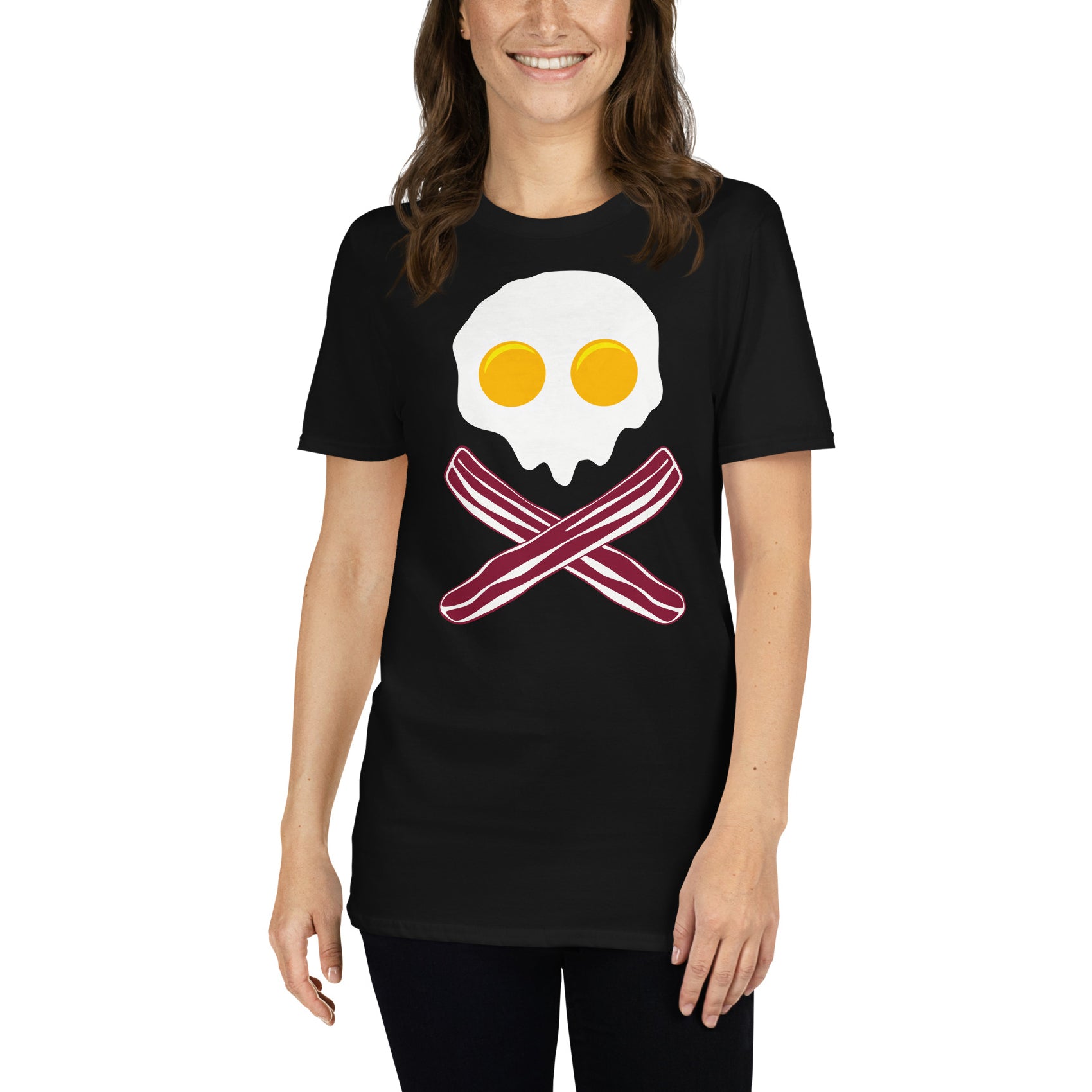 mujer con camiseta calavera huevos y bacon pirata negra