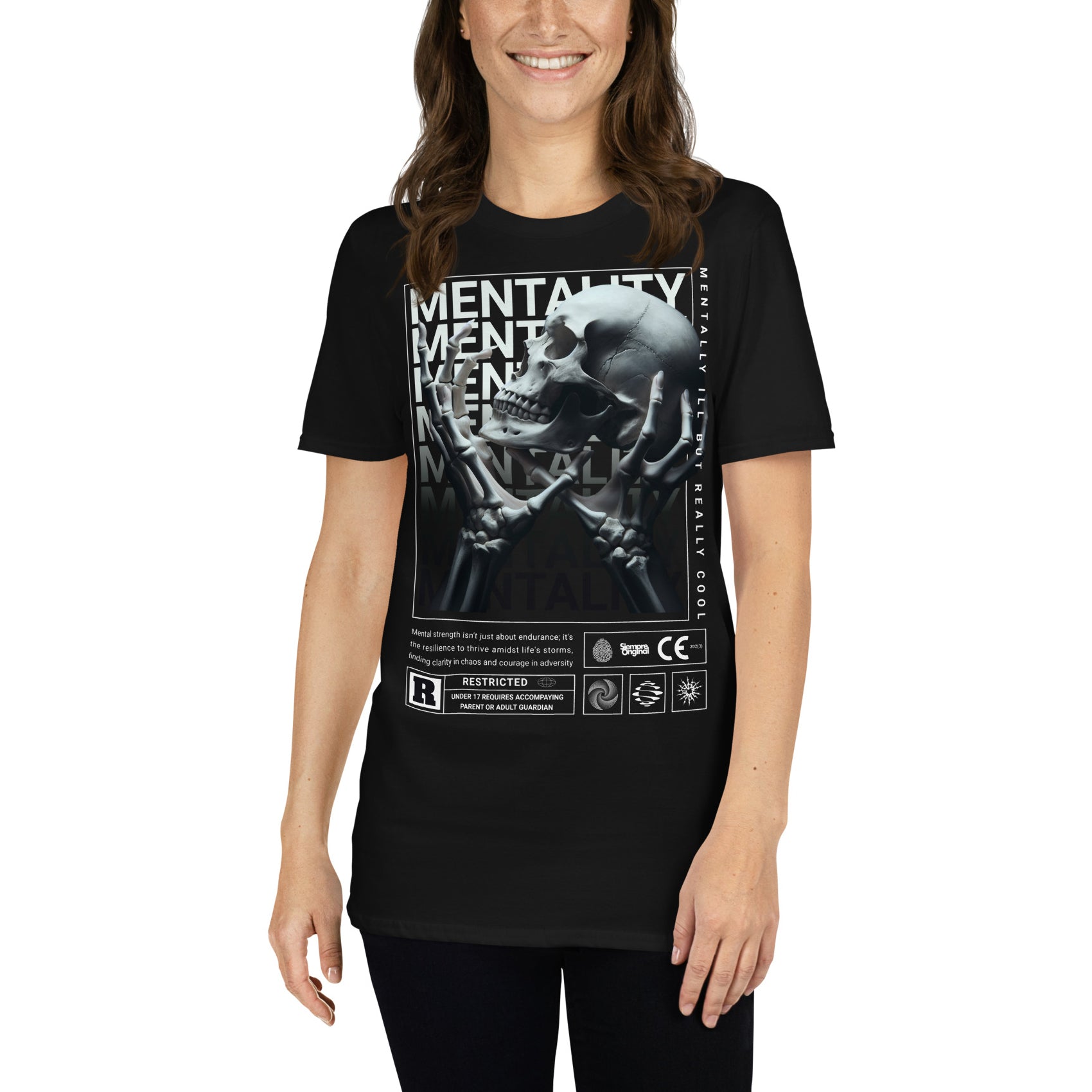 mujer con camiseta skull mentality negra