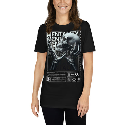 mujer con camiseta skull mentality negra