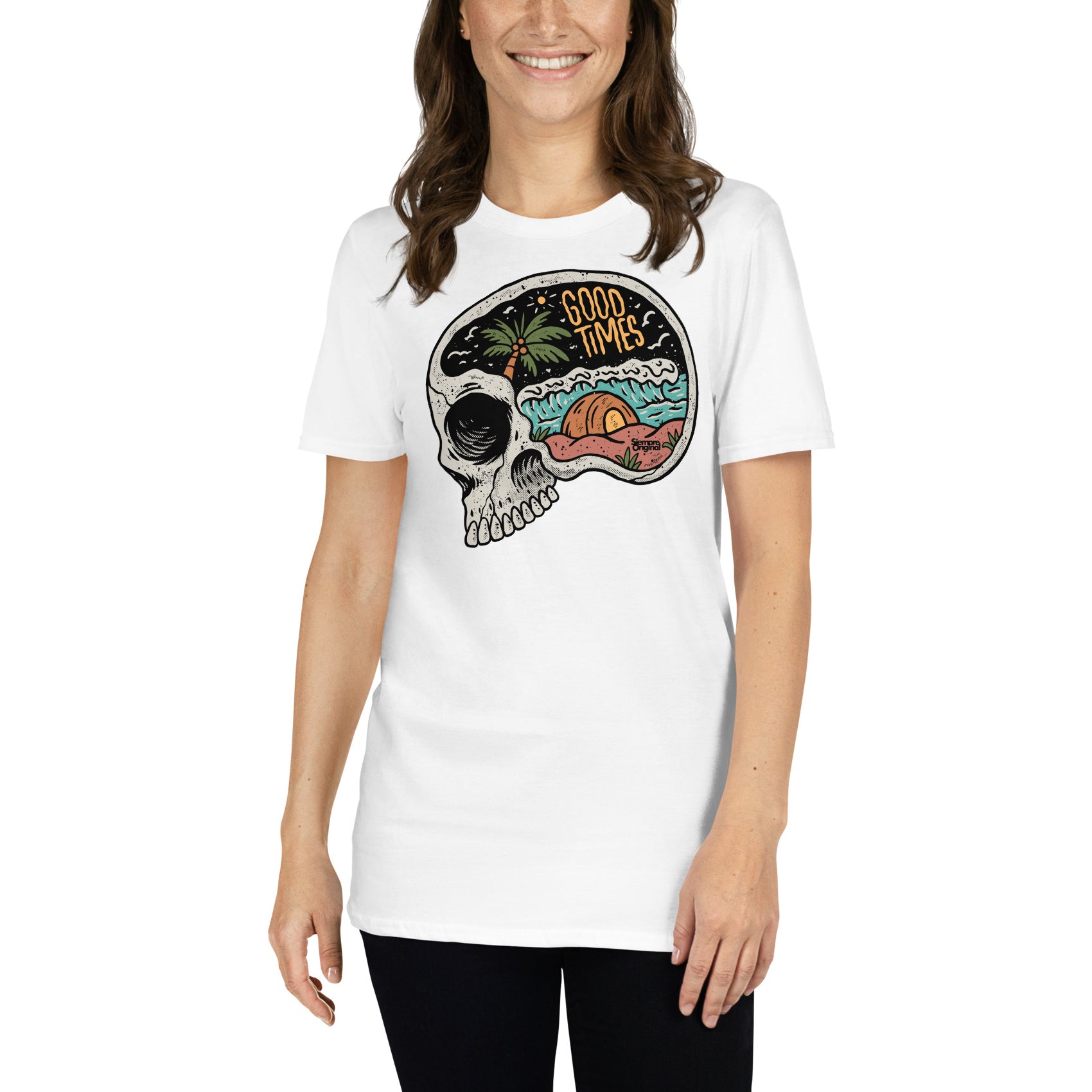 mujer con camiseta skull surf verano paya blanca