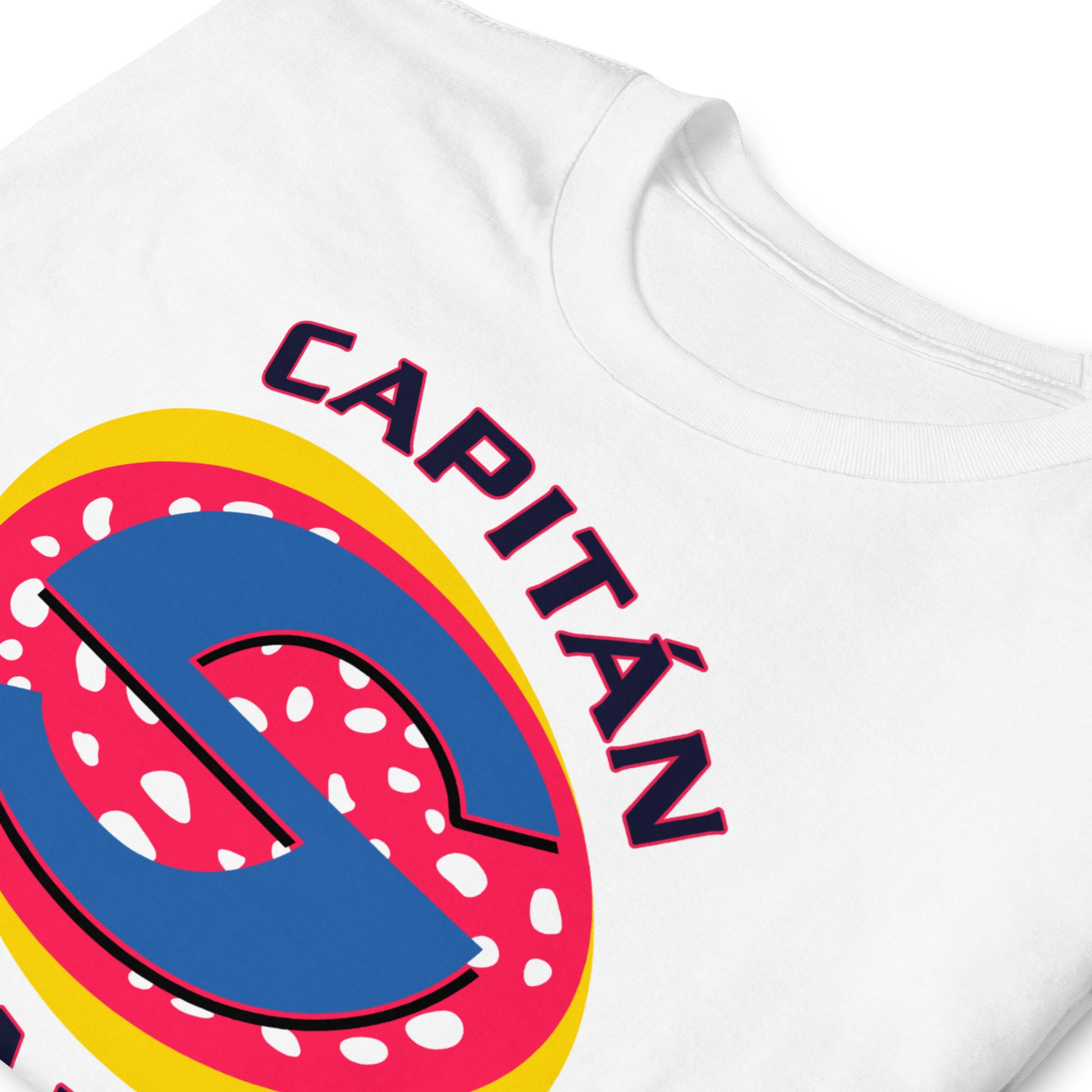 detalle de camiseta capitan salami blanca