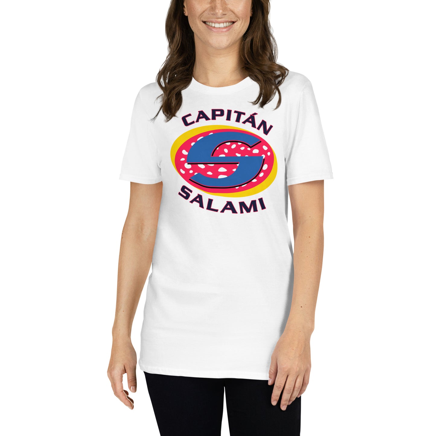 mujer con camiseta capitan salami blanca