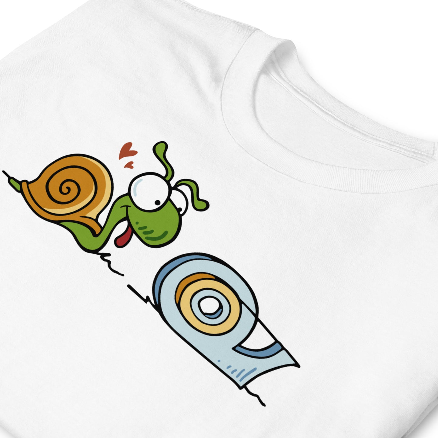 detalle de camiseta caracol celo amor blanca