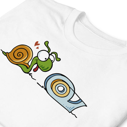 detalle de camiseta caracol celo amor blanca