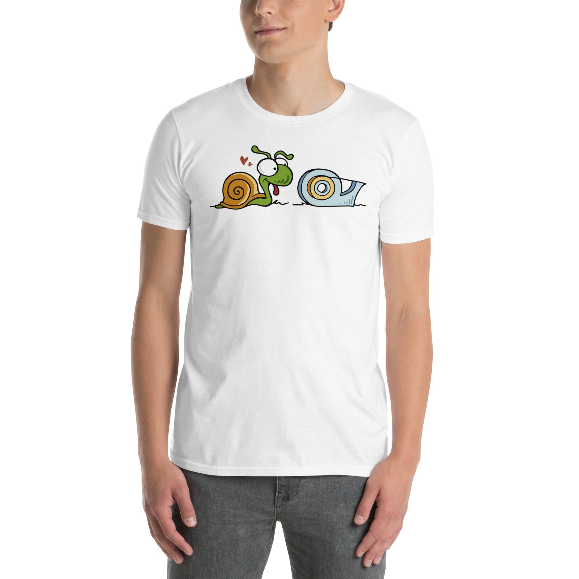hombre con camiseta caracol celo amor blanca