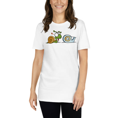 mujer con camiseta caracol celo amor blanca
