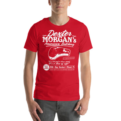 hombre con camiseta dexter morgan carniceria americana roja