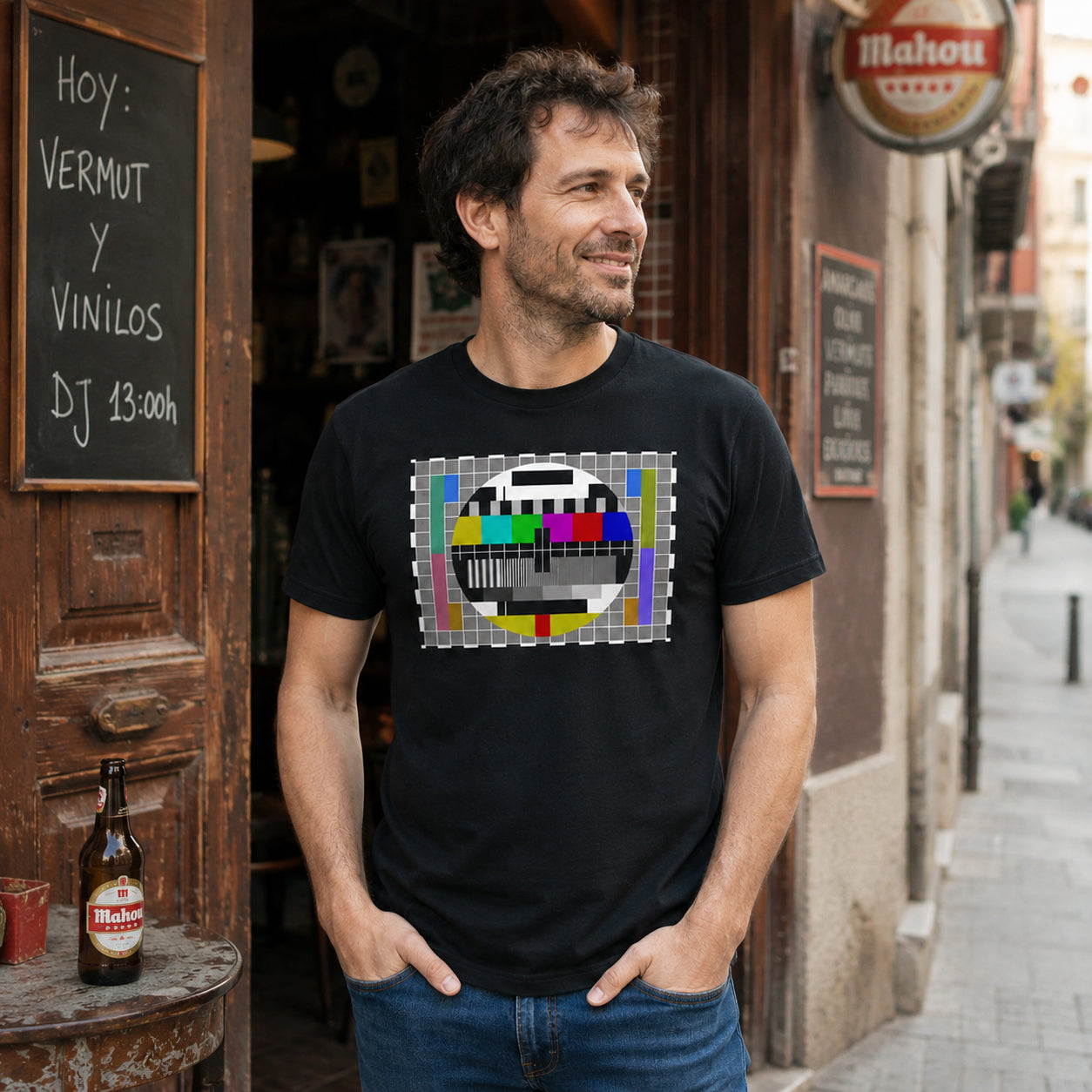 Hombre con camiseta Carta de Ajuste de televisión