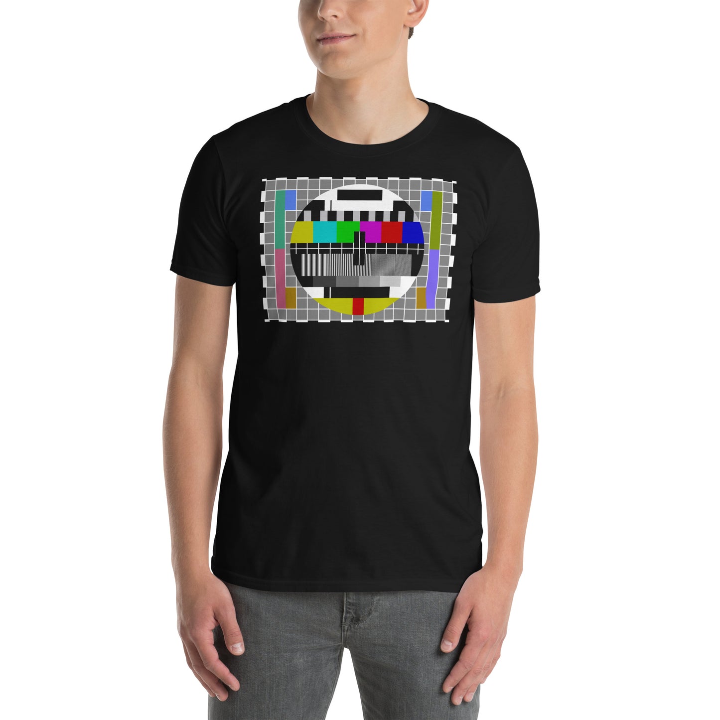 hombre con camiseta carta de ajuste television retro negra