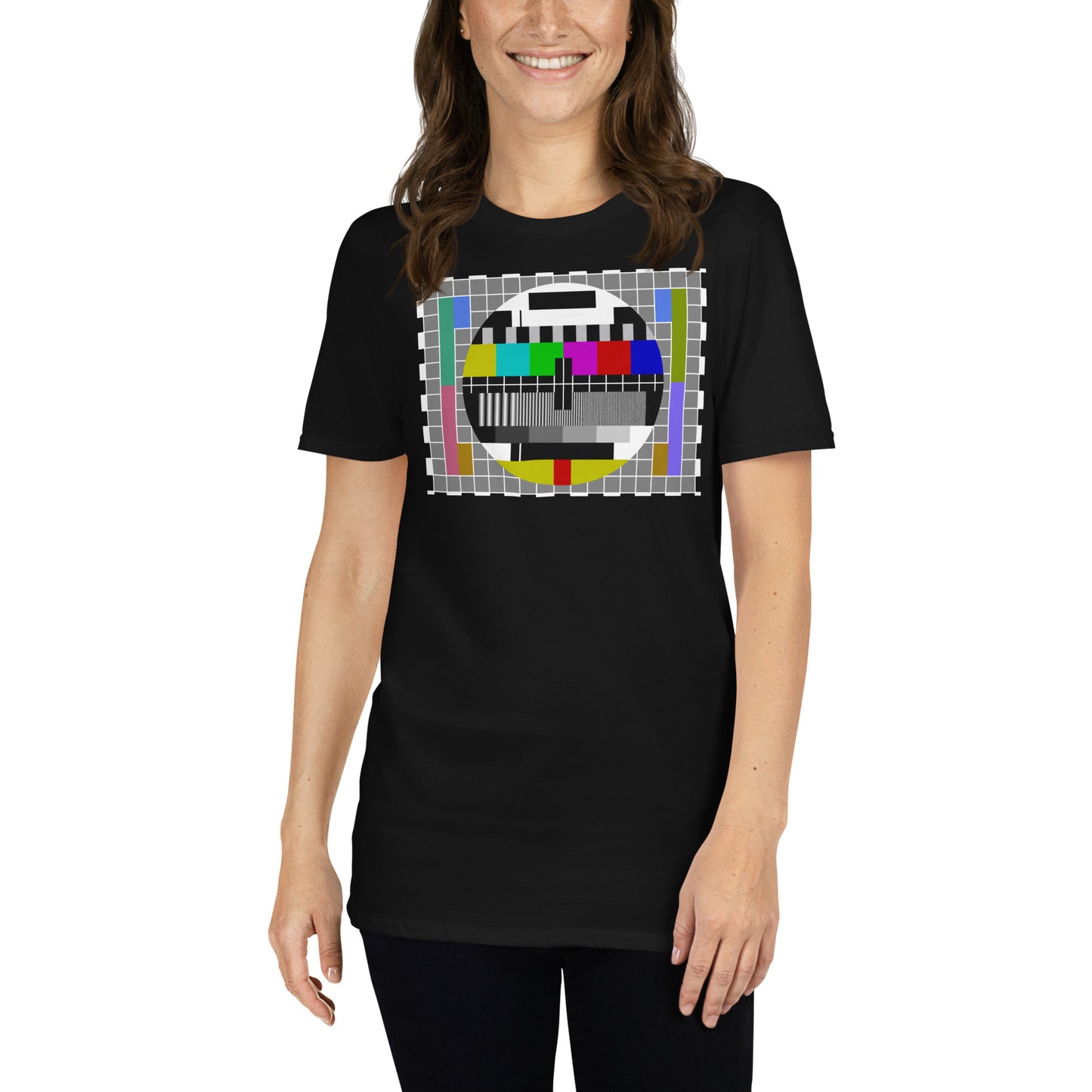 mujer con camiseta carta de ajuste television retro negra