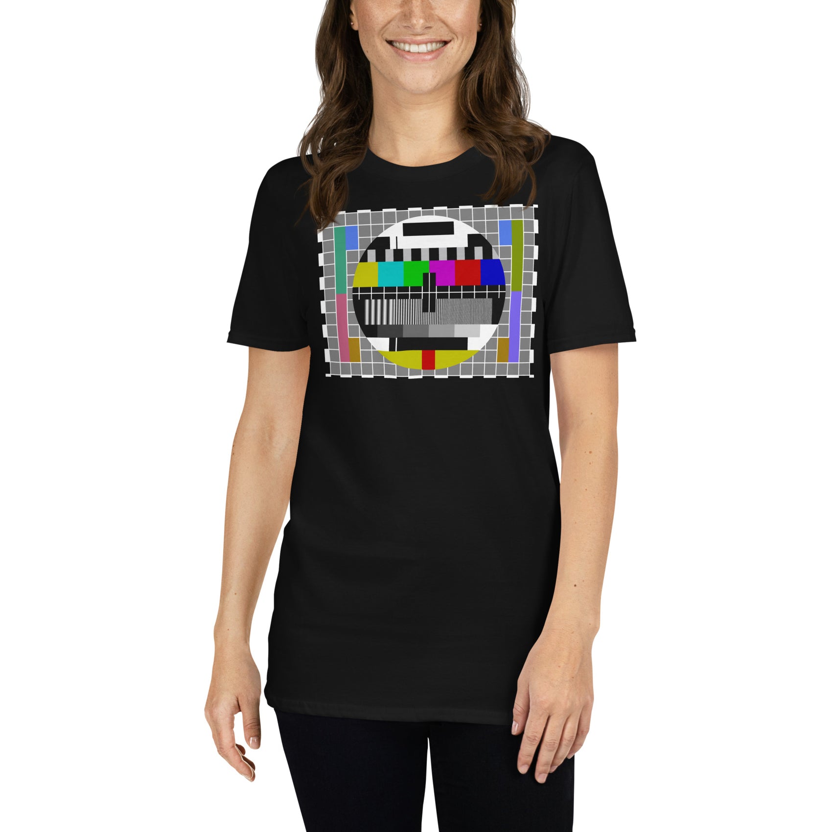 mujer con camiseta carta de ajuste television retro negra