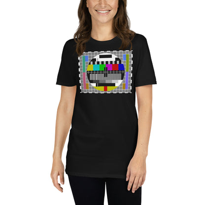 mujer con camiseta carta de ajuste television retro negra