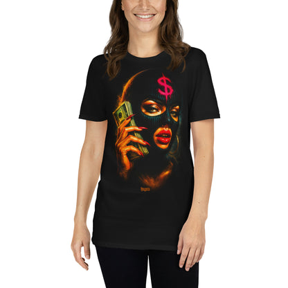 mujer con camiseta cash call dinero negra