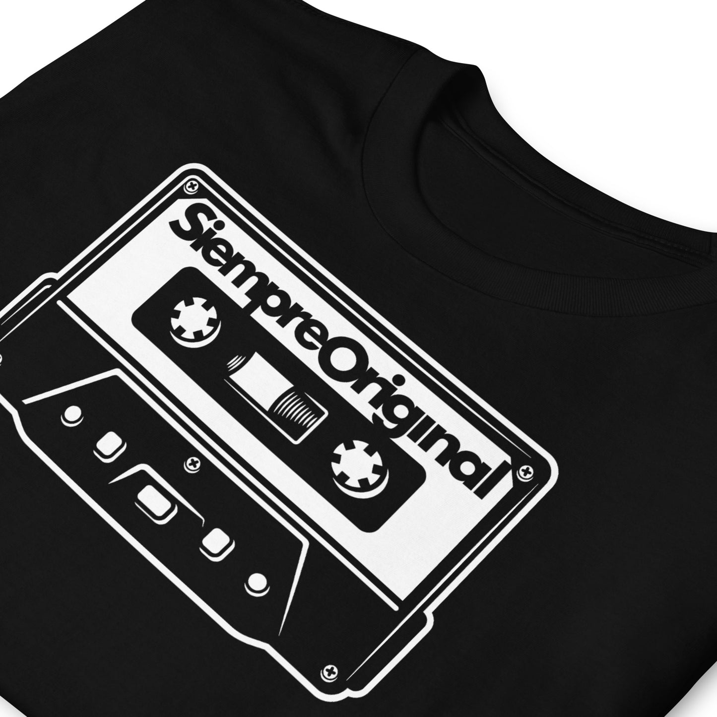 detalle de camiseta cassette old school negra
