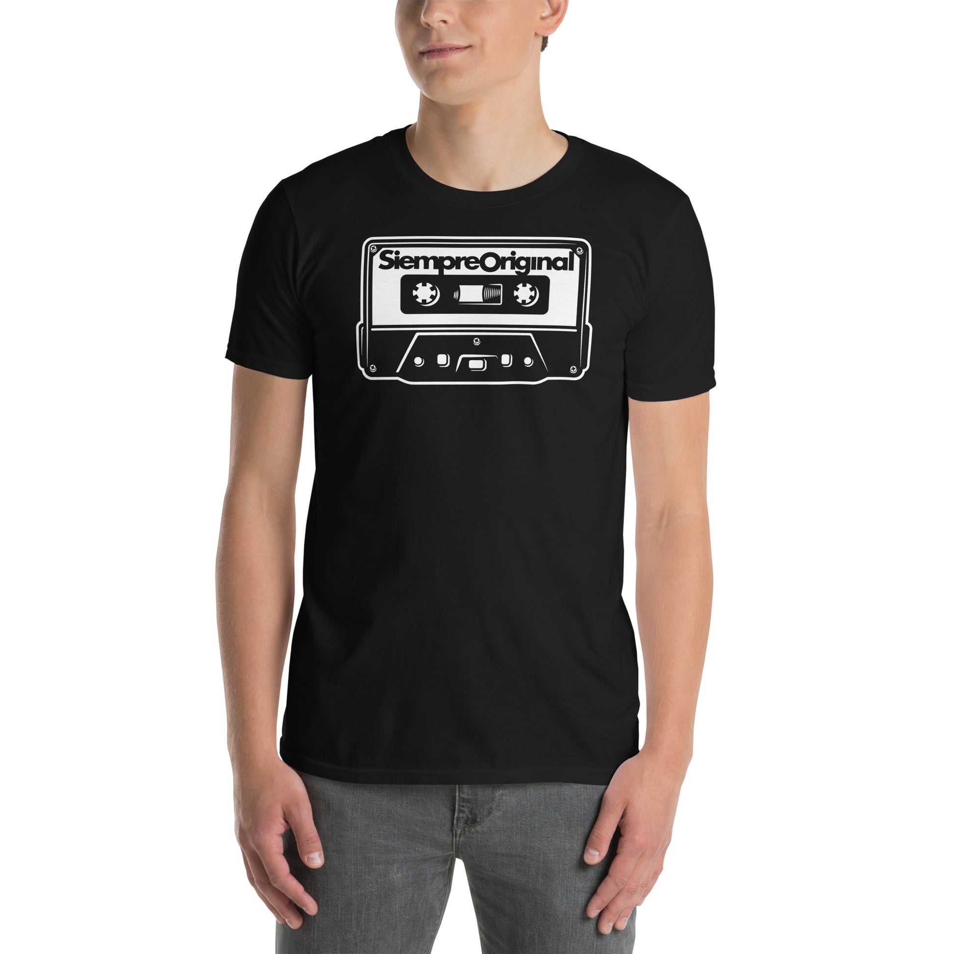 hombre con camiseta cassette old school negra