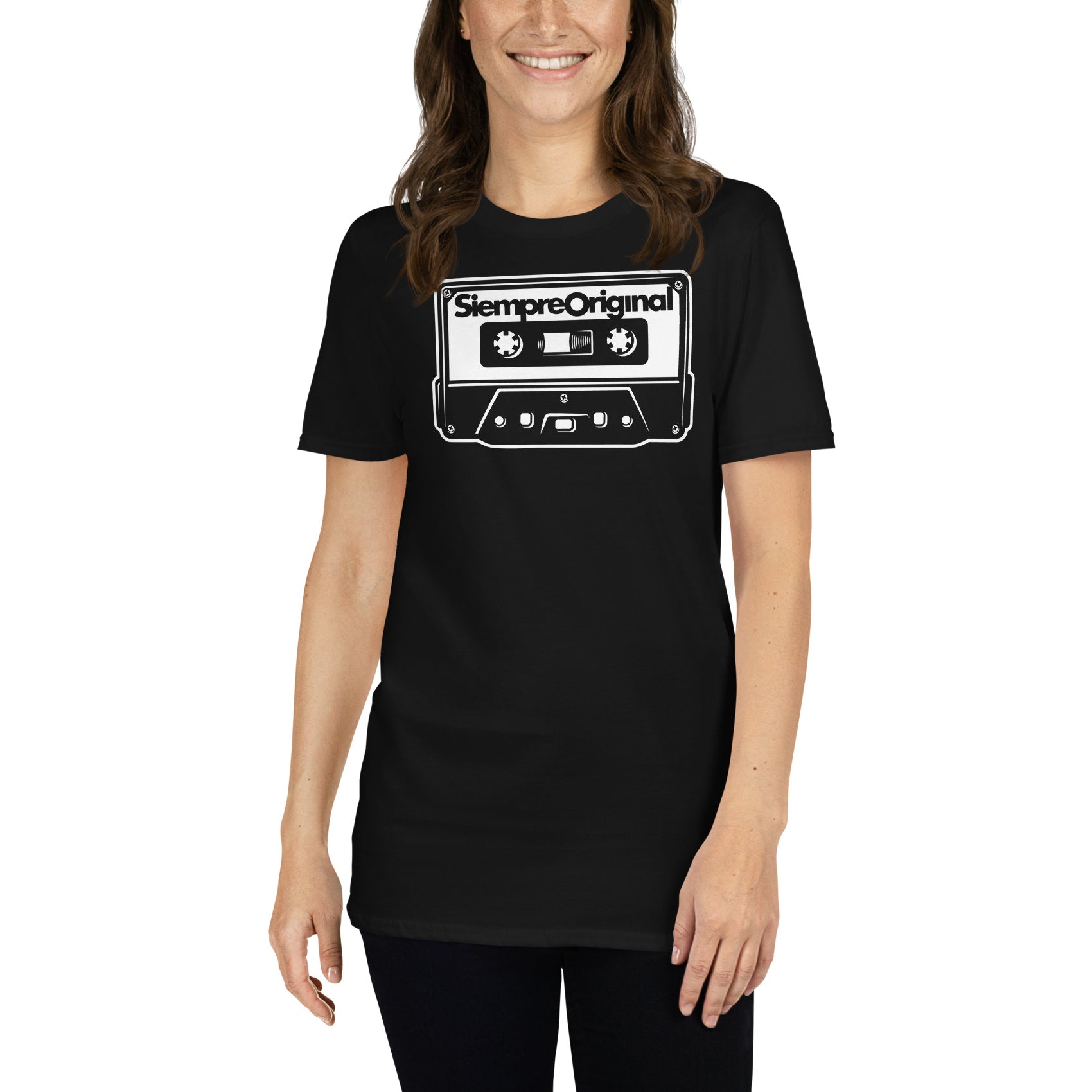mujer con camiseta cassette old school negra