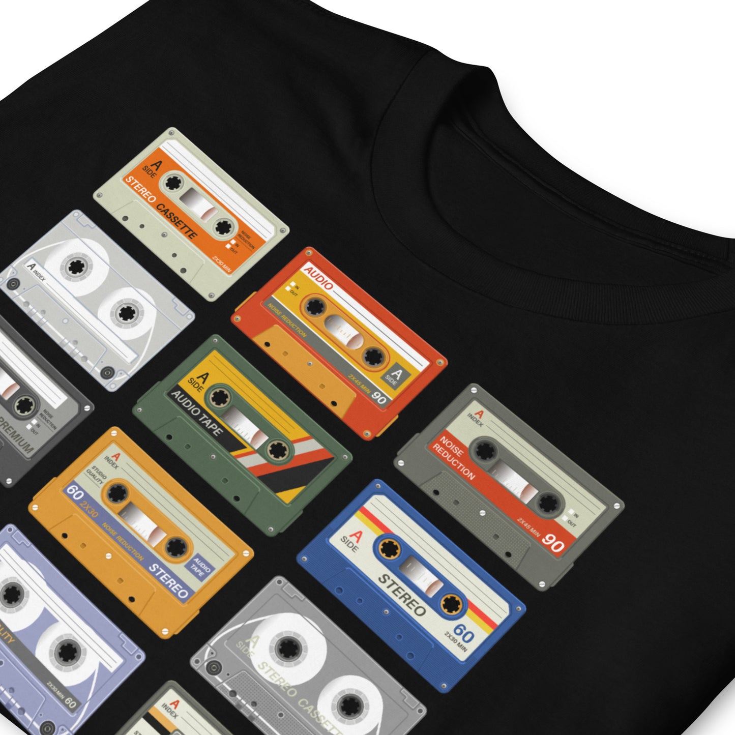 detalle de camiseta cassette retro negra