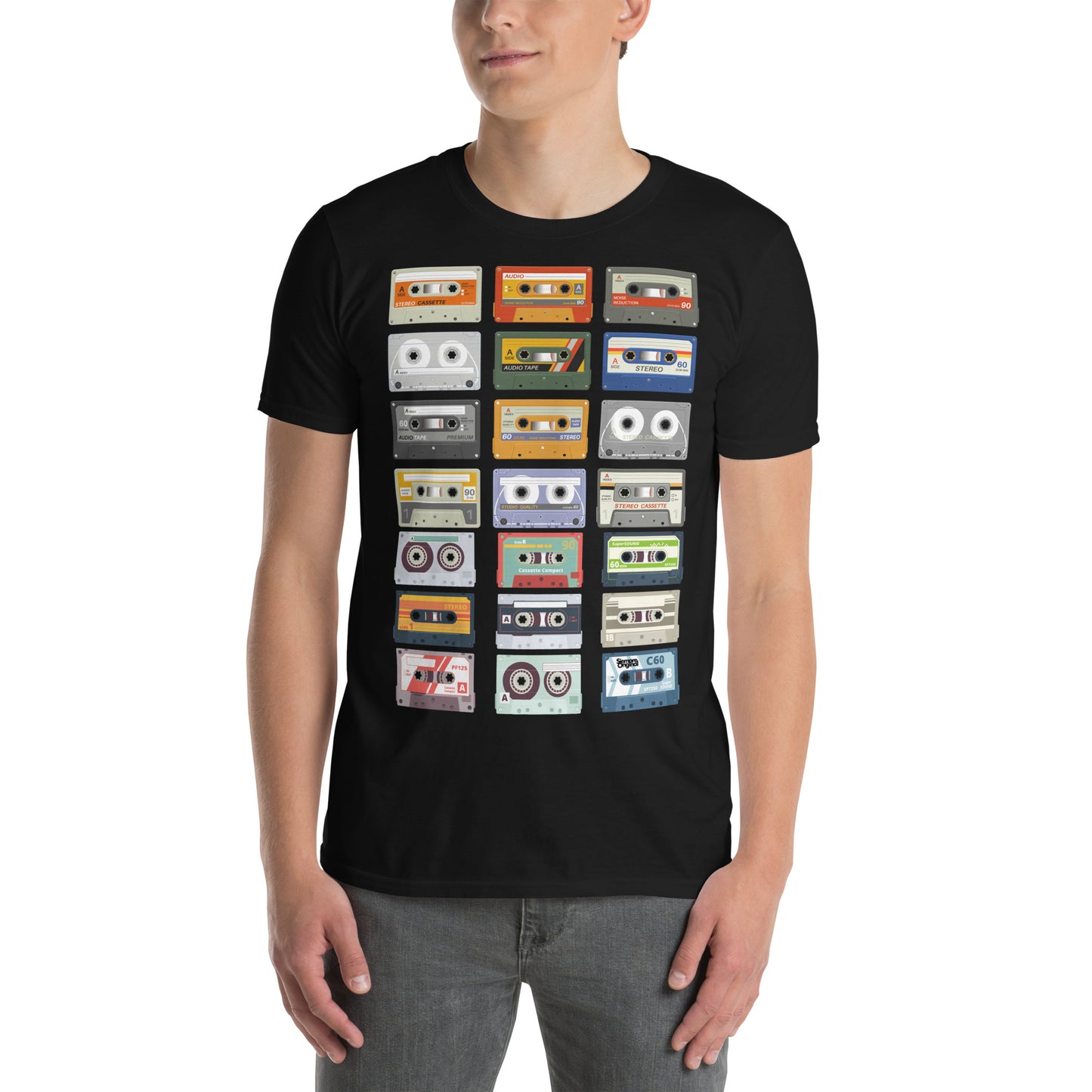 hombre con camiseta cassette retro negra