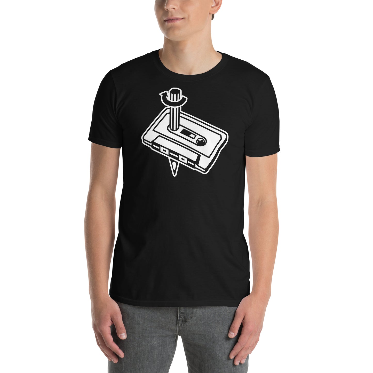 hombre con camiseta cassette boli retro mixtape negra