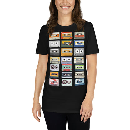 mujer con camiseta cassette retro negra