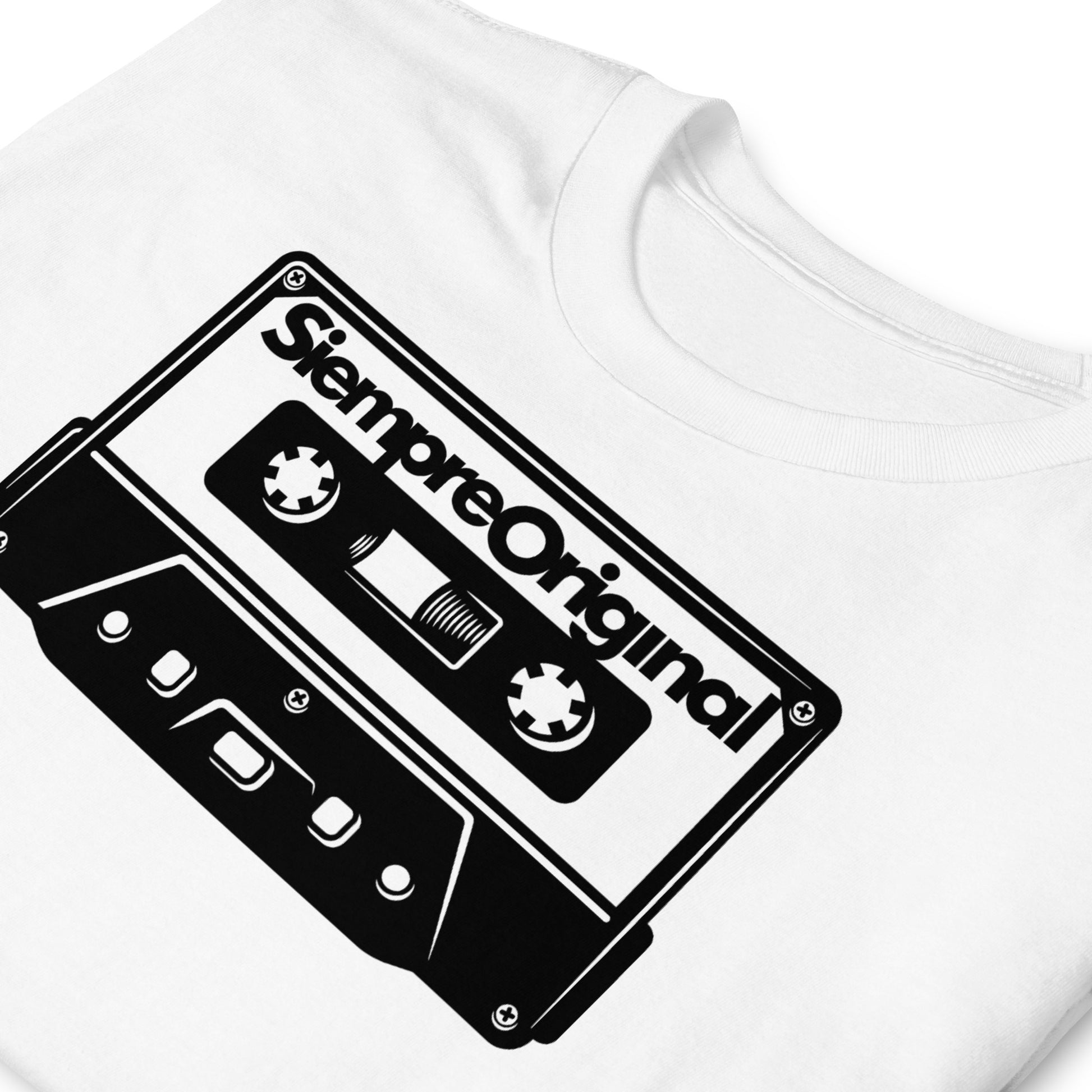 detalle de camiseta cassette vintage blanca