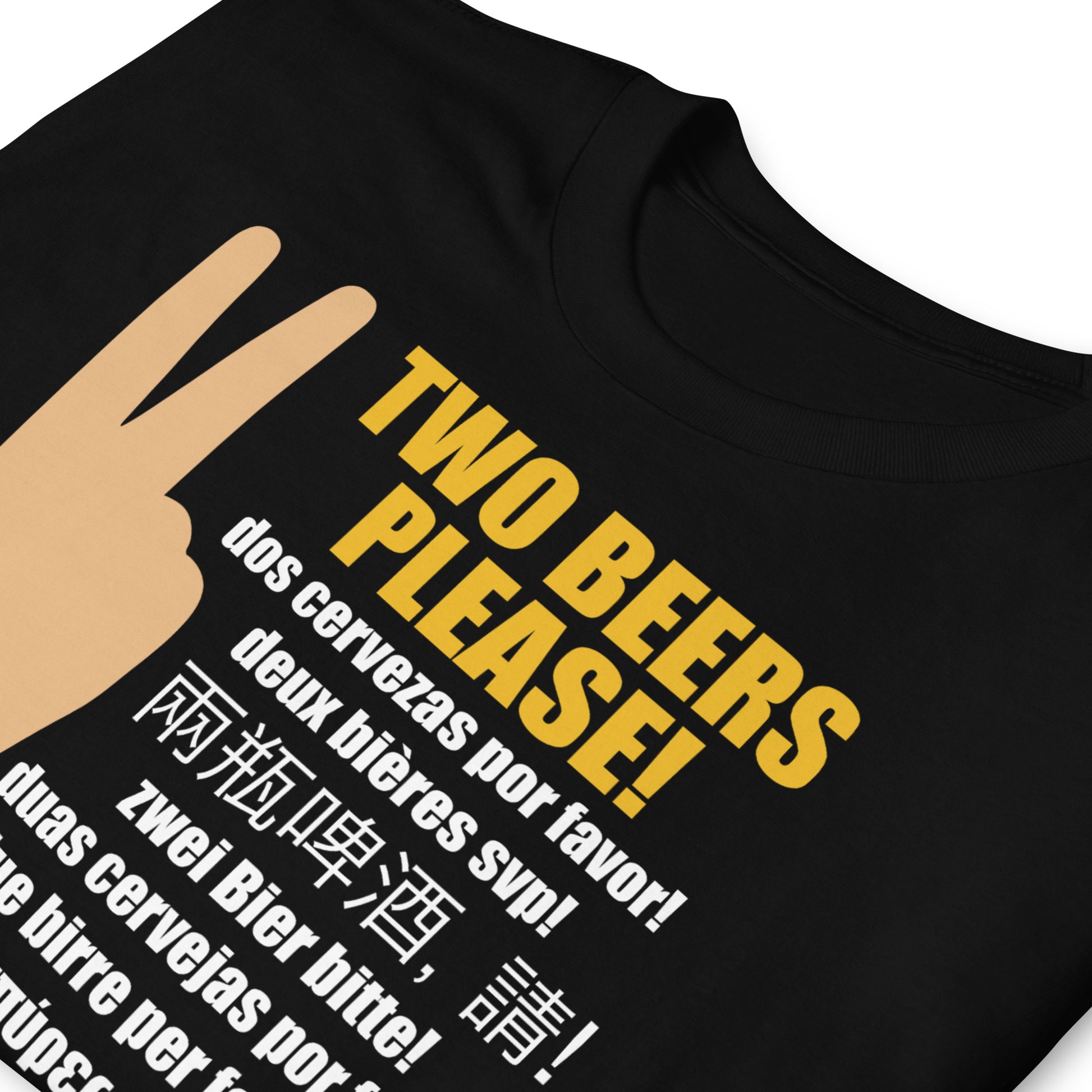 detalle de camiseta dos cervezas por favor multilenguaje negra