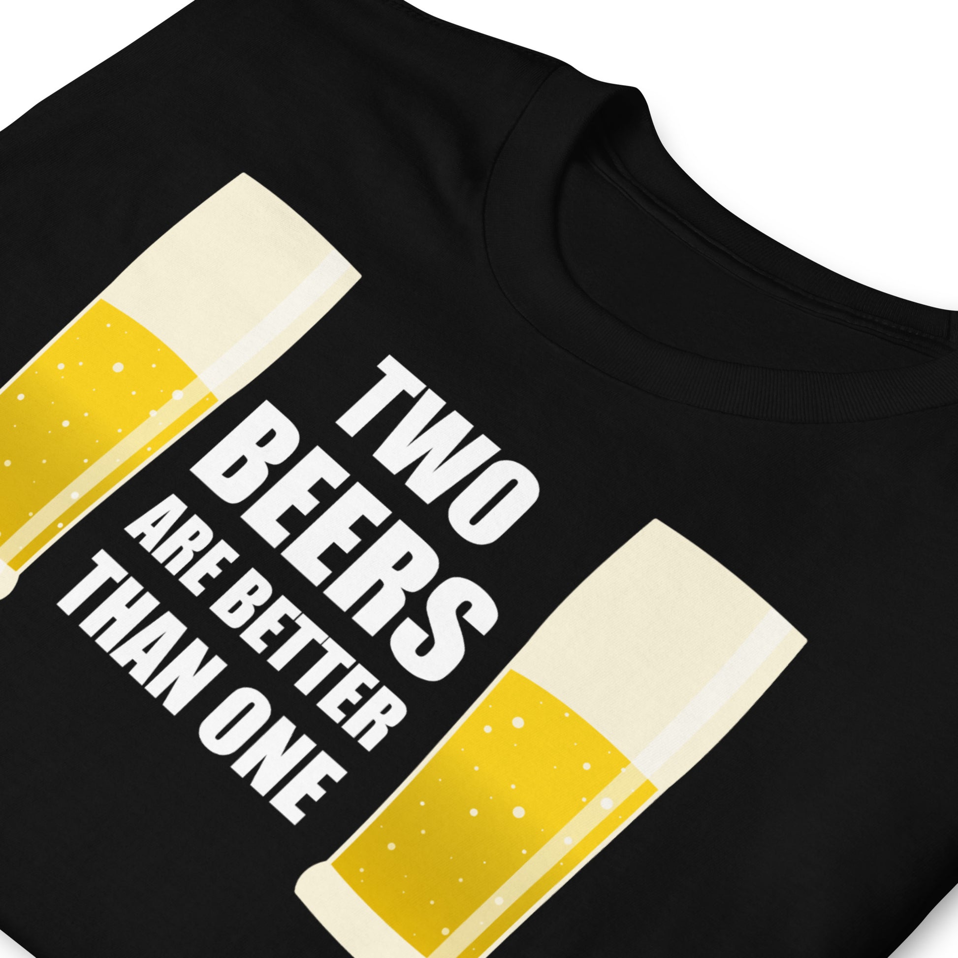 detalle de camiseta cerveza two beers are better than one negra