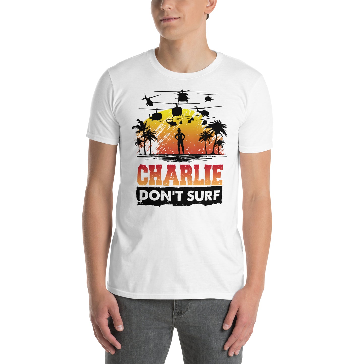 hombre con camiseta apocalypse now charlie dont surf blanca