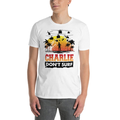 hombre con camiseta apocalypse now charlie dont surf blanca