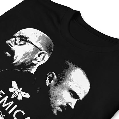 detalle de camiseta chemical bros quimica serie negra