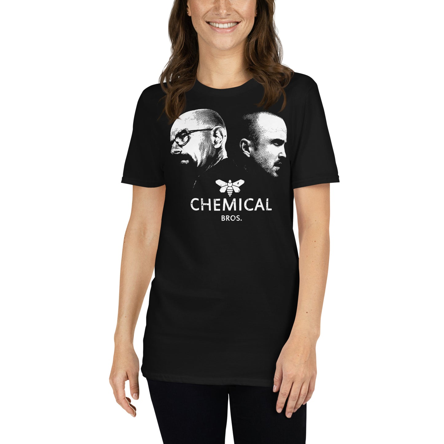 mujer con camiseta chemical bros quimica serie negra