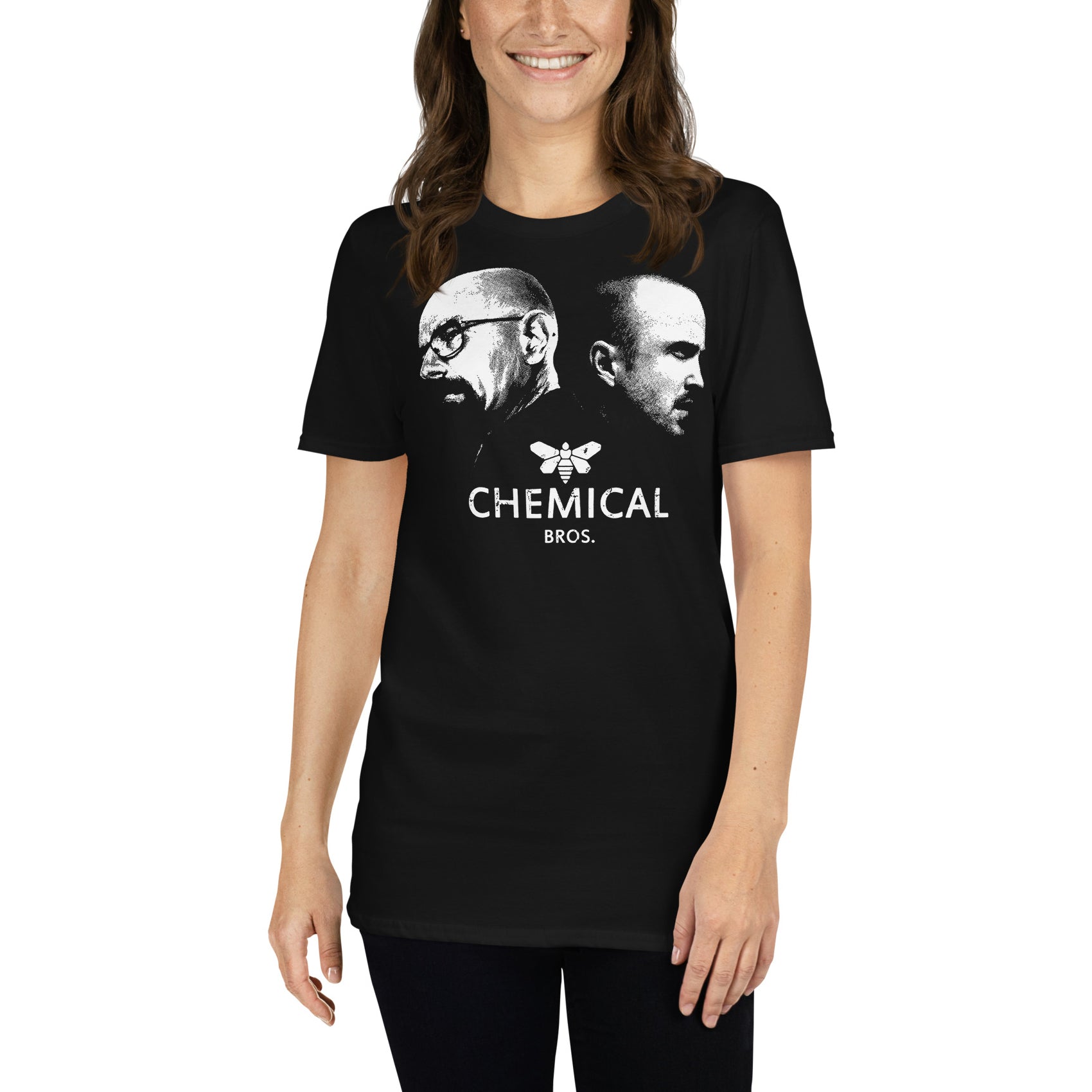 mujer con camiseta chemical bros quimica serie negra