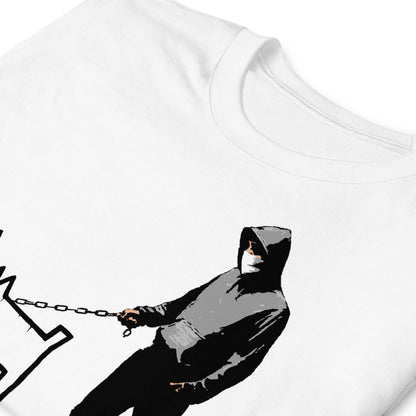 detalle de camiseta choose your weapon banksy blanca