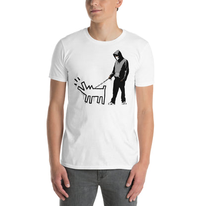 hombre con camiseta choose your weapon banksy blanca