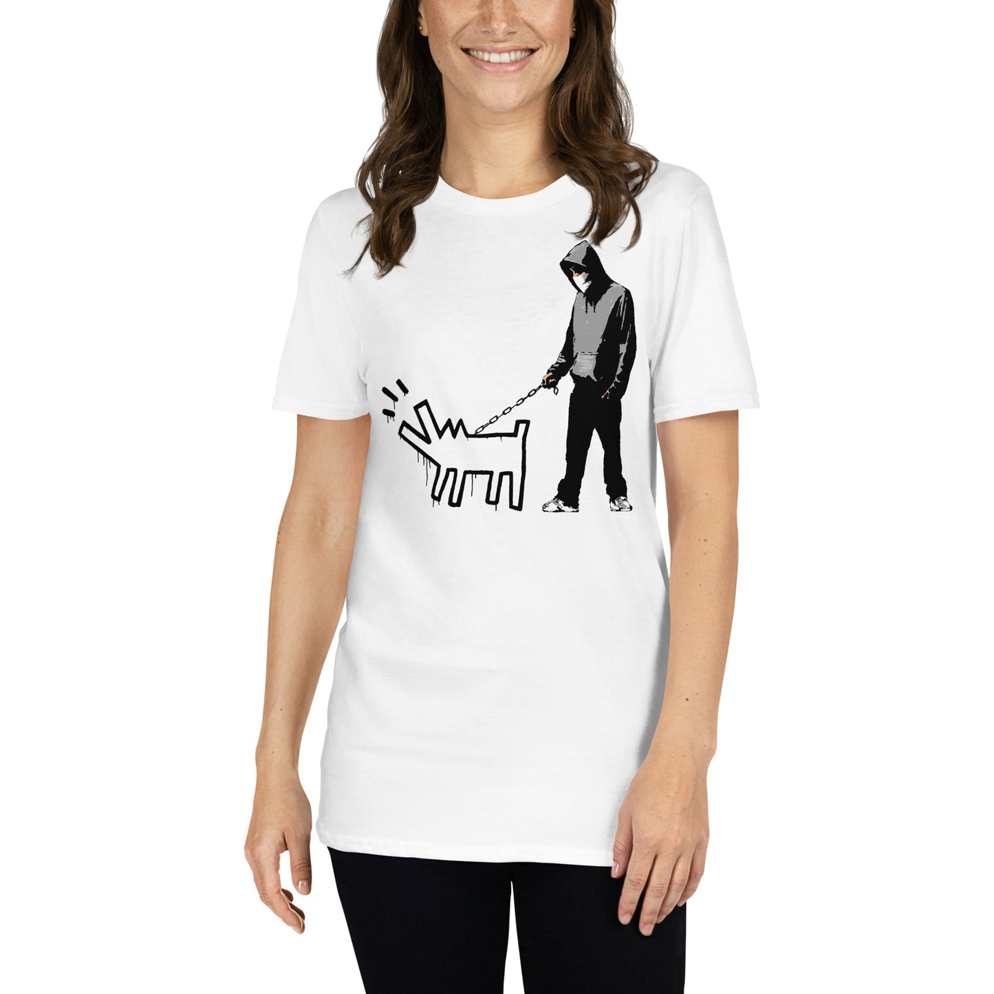 mujer con camiseta choose your weapon banksy blanca