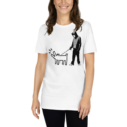 mujer con camiseta choose your weapon banksy blanca