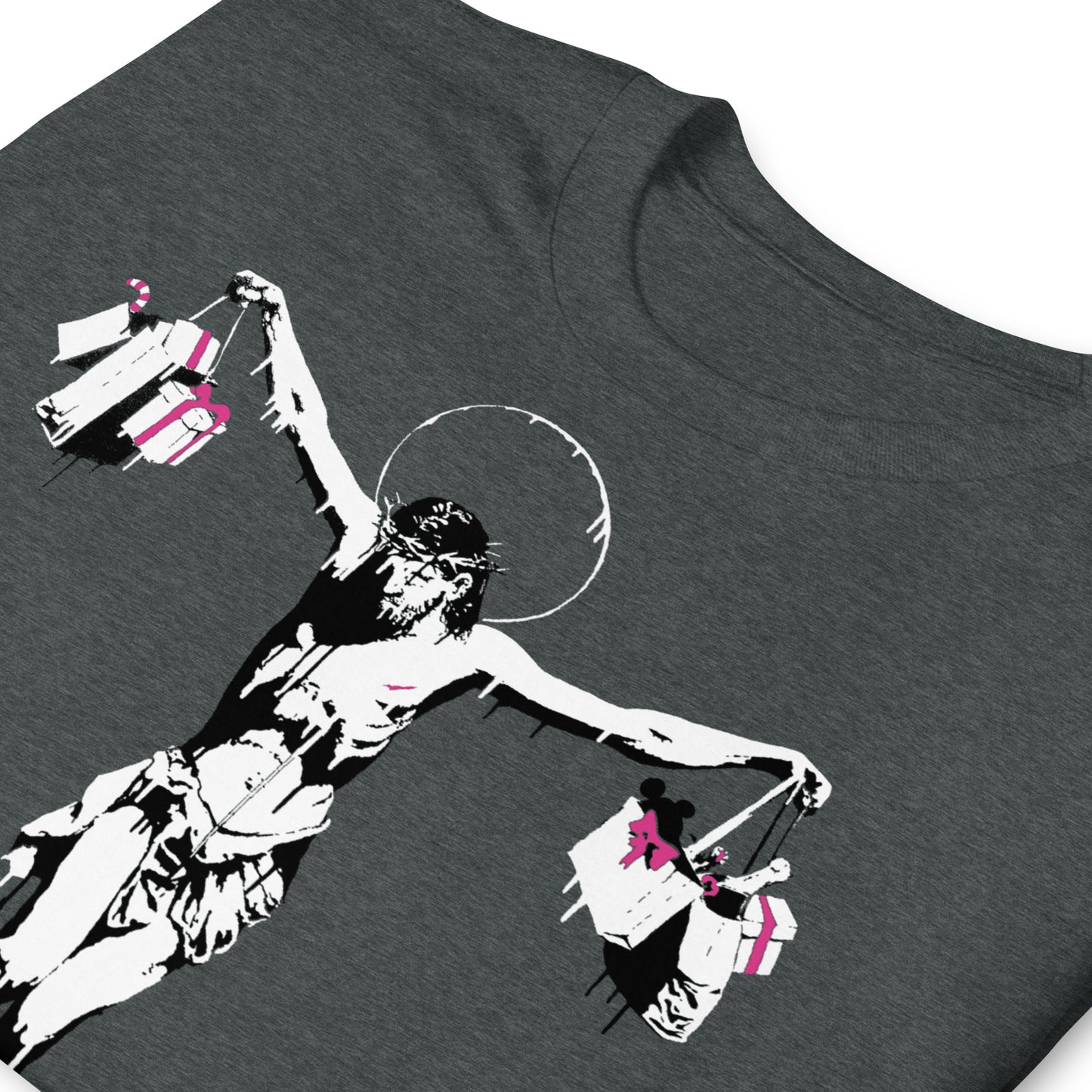 detalle de camiseta christ with shopping bags banksy gris oscuro