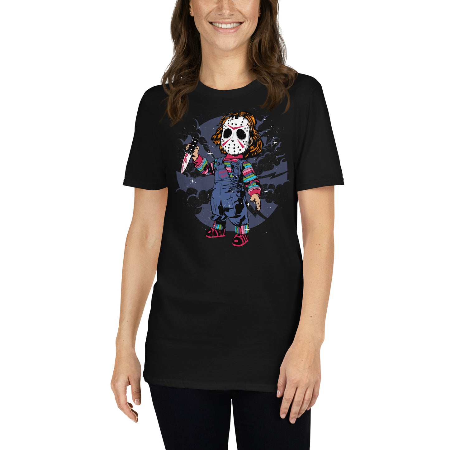 mujer con camiseta chucky con mascara de jason voorhes en color negro