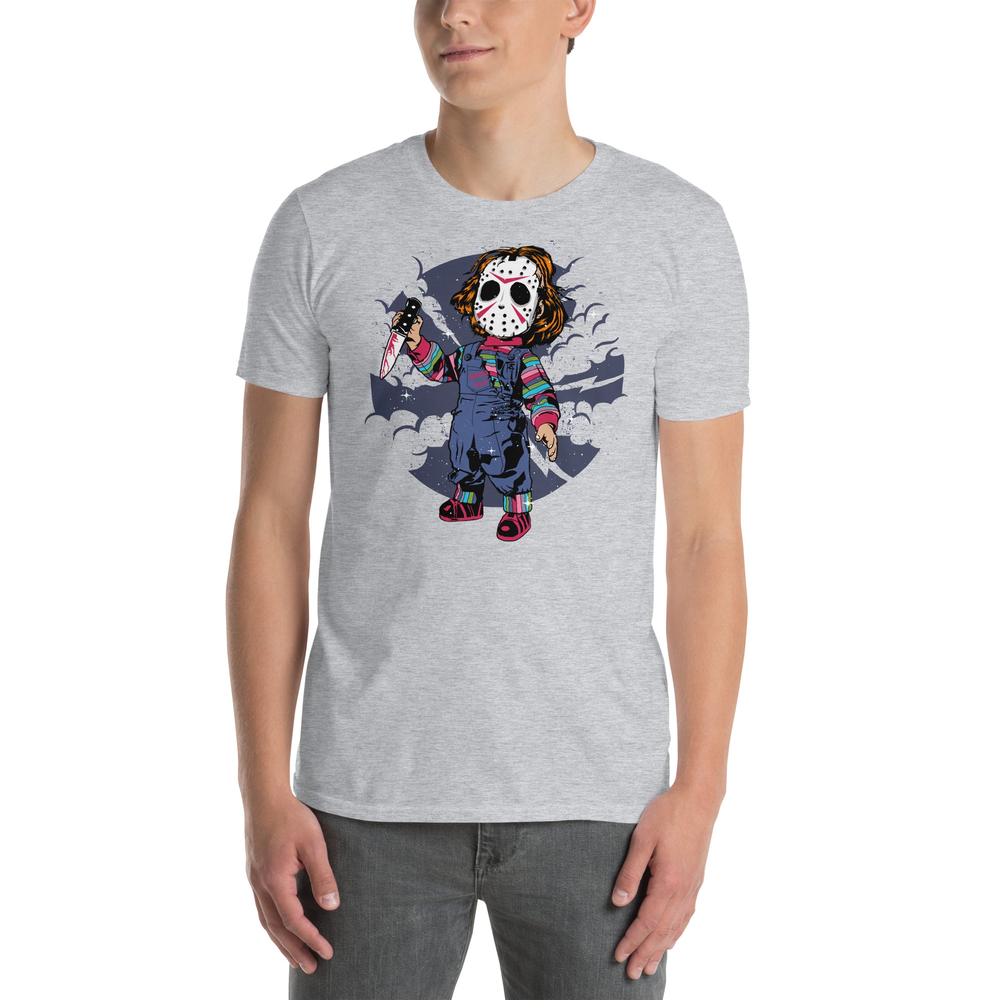 hombre con camiseta chucky con mascara de jason voorhes en color gris