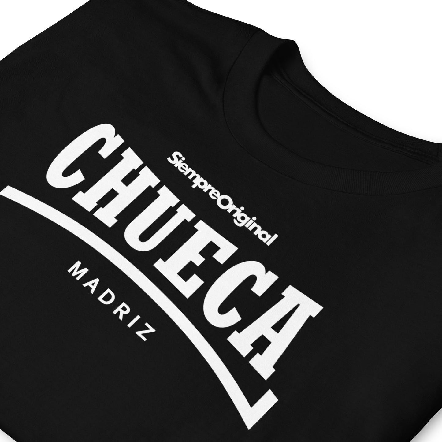detalle de camiseta chueca madrid negra